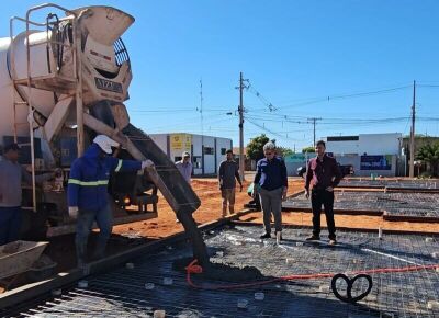 Imagem da notícia Prefeito Walter Schlatter acompanha início da construção de 42 casas no Residencial Araras, em Chapadão do Sul